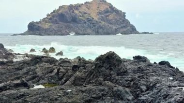 Ada arkaplanı olan kayalık kıyıların nefes kesici manzarası doğanın özünü yansıtıyor..