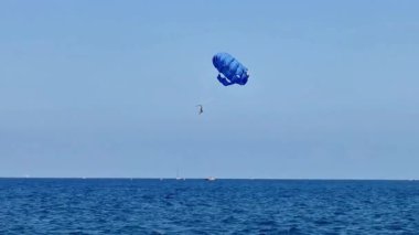Nefes kesen okyanus manzarasında deniz paraşütü yapmanın heyecanını yaşayın. Büyüleyici görüntüler, doğal güzellikleri gösteriyor.