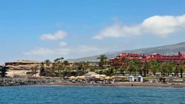 Heyecan verici ve canlı bir sahil beldesi keşfedin. Dallı palmiye ağaçları ve berrak suların arasına yerleşmiş.