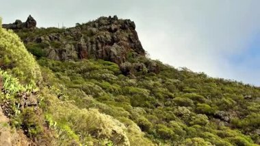 Canlı yeşilliklerle kaplanmış tepelerin ve kayalık uçurumların nefes kesici manzaraları, güzellikleri gözler önüne seriyor.