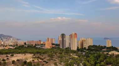 Gün batımında yemyeşil ve sakin sularla çevrili kıyı şehirlerinin nefes kesici ve çarpıcı manzarası.