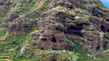 Gerçekten büyüleyici ve büyüleyici bir kayalık manzarası yemyeşil ve doğal oyuklarla süslenmiş.