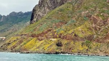 Kendinizi görkemli, engebeli kayalıkların yanında yemyeşil bir manzaraya daldırın.