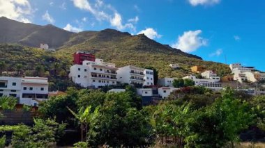 Dağlarda yuva yapmış büyüleyici bir köyün manzarası. Beyaz binalar ve canlı doğayla dolu..