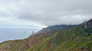 Yeşil dağların, sahil uçurumlarının ve görkemli deniz kıyısındaki canlı gökyüzünün nefes kesici manzaralarını keşfedin.