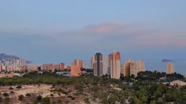 Kesinlikle nefes kesici bir hava manzarası modern mimarinin sunduğu çarpıcı kıyı kentsel gelişimi yansıtıyor.