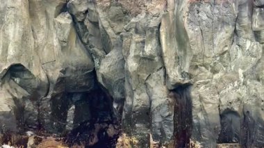 Sersemletici sahil kaya oluşumları kıyı şeridi boyunca erozyon etkileri ve canlı deniz yaşamı sergiliyor.