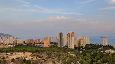 Gün batımında yemyeşil ve sakin sularla çevrili kıyı şehirlerinin nefes kesici ve çarpıcı manzarası.
