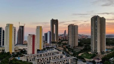 Günbatımında göz kamaştırıcı bir gökyüzü, güzel bir şekilde sergilenen modern gökyüzü ve canlı, renkli gökyüzü renkleri.