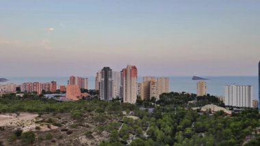 Günbatımında okyanus tarafından modern mimarinin yer aldığı kıyı şehrinin nefes kesici ve çarpıcı bir görüntüsü.