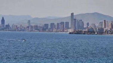 Deniz kenarında yaşayan kentin inanılmaz cazibesini yansıtan çarpıcı bir kıyı şeridi manzarası.