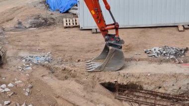 Bir kazıcı, bir boru hattı kurmak ve vakfı hazırlamak için yoğun bir inşaat alanında kazı yapıyor