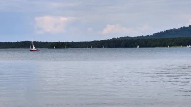 Zarif bir şekilde süzülen güzel yelkenlilerin sakin bir sahnesi.