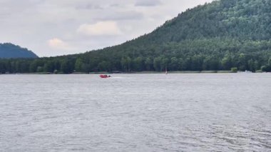 Güçlü bir teknenin heyacanını hisset sakin bir gölde süzülüyor, bereketli dağların güzelliği tarafından kucaklanıyor.
