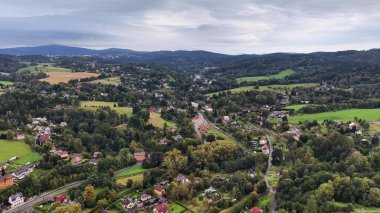 Canlı yeşillik ve büyüleyici evlerle sakin tepelerin ve kırsal alanların nefes kesici manzarası..