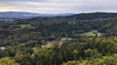 Nefes kesen hava manzarası yemyeşil ve çarpıcı tepe manzarasını sergiliyor.
