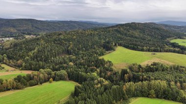 Sersemletici hava manzarası geniş, yemyeşil alanlar ve çayırlarla birlikte canlı ormanlar sergiliyor.