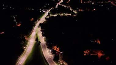 Canlı şehir ışıklarıyla hareketli sokaklara bir göz atmak popüler gece seyahatleri rotaları ve güzel manzaralar sergiliyor.