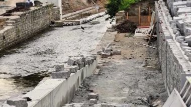 Su yolu boyunca inşaatı belgelemek, gelişmiş mühendislik tekniklerini ve süreçlerini vurgulamak