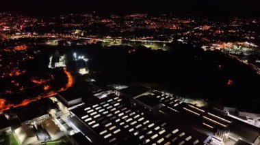 Parlayan binalarla aydınlatılmış nefes kesici ve canlı bir şehir manzarası sergiliyor.