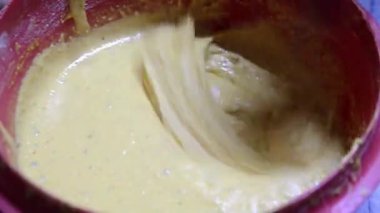 Pakoras için gram unu karıştırma sürecini gösteren kısa bir video klip, Ramazan iftarı için mükemmel. Bu canlı ve geleneksel hazırlık, bu güzel yemeğin lezzetli ve lezzetli cazibesini vurguluyor..