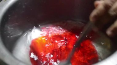 iftar için nasıl ferahlatıcı bir içecek yapılacağını gösteren kısa bir video klibi. Bu canlı ve hidratlaştırıcı içecek tarifi Ramazan ayı için mükemmeldir. Geleneksel tatları soğutucu bir karışımla birleştirir..