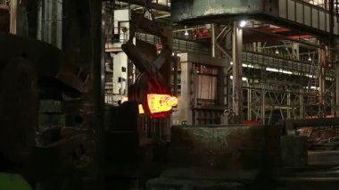 Kırmızı-Sıcak Çelik Metal Bileşenlerinin Otomatik Taşımacılığı Video