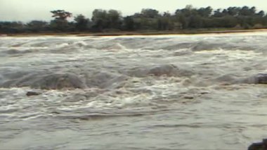 Dalgalar Kapanıyor. Şiddetli yağmurdan sonra sel nehri. Video