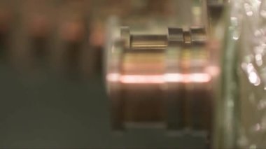 Büyük makinelerin metal parçalarının yakın plan görüntüsü