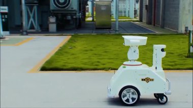 Parkta elektrikli araba şarj ediliyor.