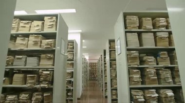 Kitapları ve rafları olan bir kütüphane