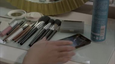 Şifoniyerdeki Samsung telefonu çalıyor, aç ve kontrol et.