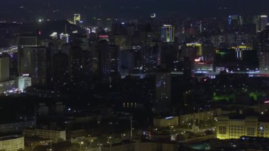 Gece bir şehrin video görüntüsü