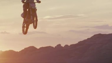 225 numaralı motosiklet sürücüsünün havaya zıpladığı video.