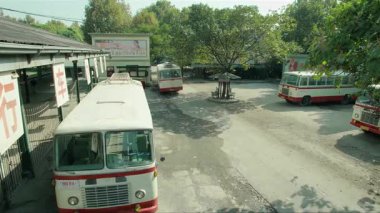 124otobüsün arkasından görünüm; Eski Stil Otobüs (Old Style otobüsü) = 124; Klasik Şehir Otobüsü Otoparktan Çıkış (Vintage Urban bus Exit) Kısayol Videosu (124; Ekranda 