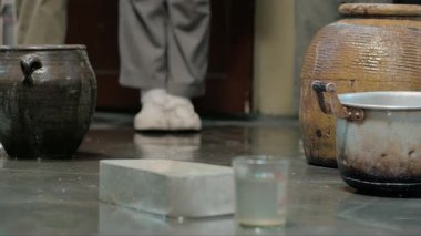 Düşen Yağmur Damlalarını Yakalamak İçin Çeşitli Kavanozlar Kullanılıyor