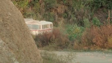 Köy Yolu Video 'sunda Eski Stil Otobüs: 124; Klasik Şehir Otobüsü Sürüşü