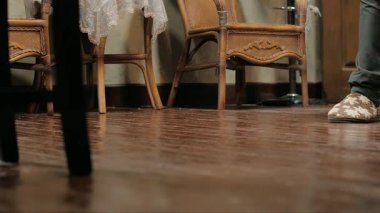 Bacak 'a yakın çekim. Pamuk Terlikler Videosunda Tahta Yerde Sessizce Yürümek