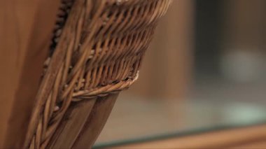 Bambu Sandalyenin Arkasında Dönen Kamera ve Kırmızı Eski Moda Telefon Videosu Ortaya Çıkarma