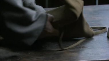 Süet paketini aç ve Tao Te Ching 'in bir kopyasını çıkar.