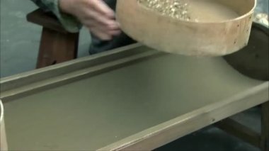 Taş değirmeniyle kaplanmış Çin bitkisel ilaçlarını elemek için elek kullan. Yakın çekim videosu