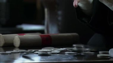 Masaya çok sayıda Yuan Datou / gümüş dolar saçıldı