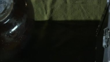 Bavulu görmek için kamera, çömlek kavanozu, yeşim taşı ruyi, ve Tao Te Ching 'in bir kopyası.