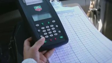 Araba videosundaki bir telsizle konuşuyor.