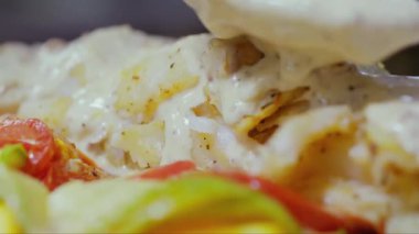 Balığı beyaz sosla kaplayın.