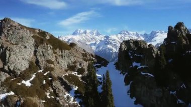 Karla kaplı dağların hava görüntüleri
