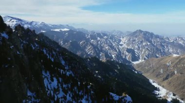 Karla kaplı dağların hava görüntüleri