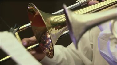 Erkek Ellerinin Saksafon Çalarken Yakın Çekimi. Video