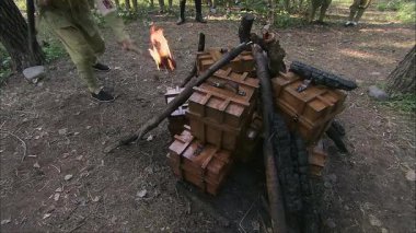 Askerler erzakları ateşe verdi.