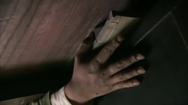 Masanın altından bir kitap / telgraf kod kitabı çıkarıyorum. Kitabın adı 